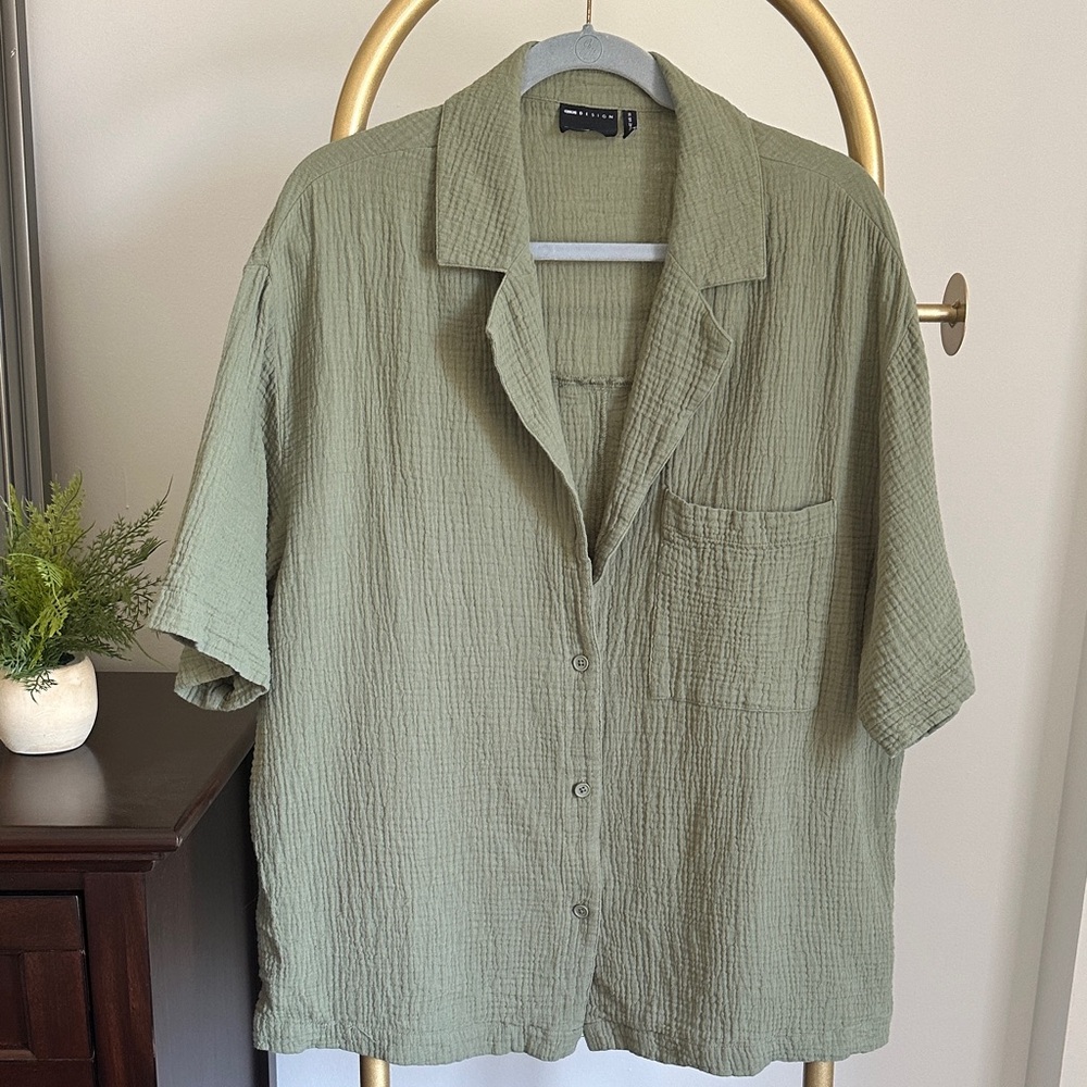 ASOS Olive Green Button-Front Short-Sleeve Cheesecloth Shirt (size US 10) ✨